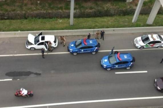 Carro foi roubado no município de Braço do Norte. Perseguição só terminou em Tubarão