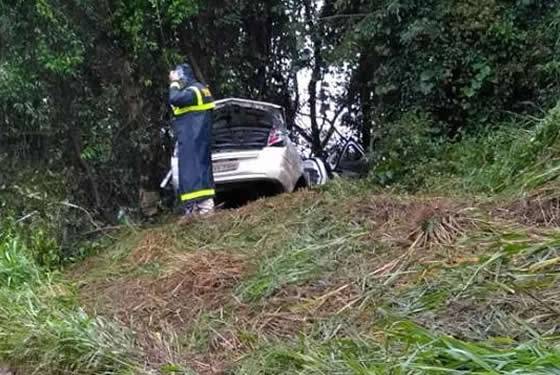 Motorista e passageiro que estava no banco da frente morreram no local. Uma mulher, no banco traseiro, ficou gravemente ferida. Veículo teria aquaplanado na rodovia