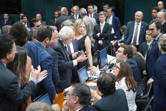 Sessão foi marcada por diversas tentativas de obstrução por parte da oposição