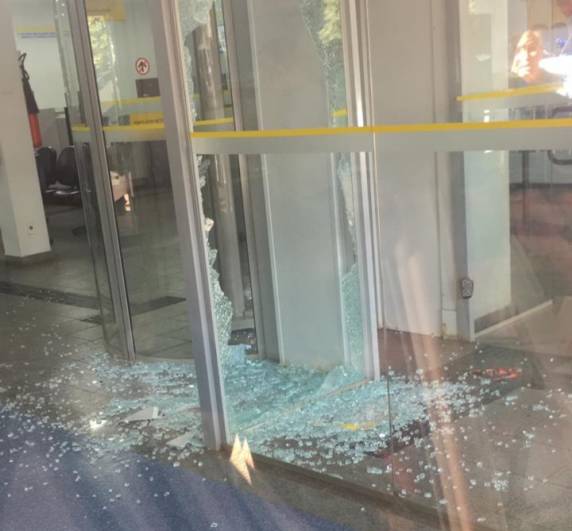 Assaltantes encapuzados fazem cordão humano durante ataque a banco em Porto Xavier - foto 3