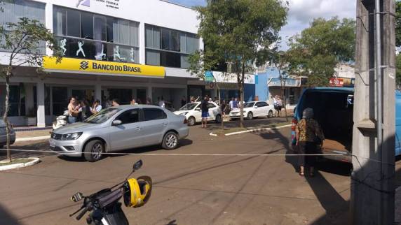 Assaltantes encapuzados fazem cordão humano durante ataque a banco em Porto Xavier - foto 2