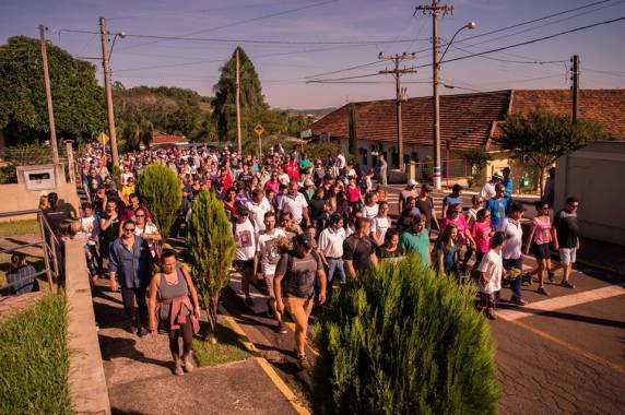 Uma multidão toma conta das  estradas que levam a São Jose do Inhacorá durante a Caminhada Penitencial na Semana Santa