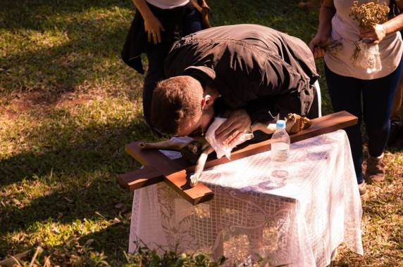 Caminhada penitencial leva milhares de peregrinos ao Santuário Parque São Francisco de Assis, o Calvário - foto 4