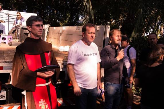 Caminhada penitencial leva milhares de peregrinos ao Santuário Parque São Francisco de Assis, o Calvário - foto 2