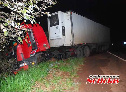 Mulher fica ferida em colisão que envolveu automóvel e carreta na BR 472 em Três de Maio - foto 3