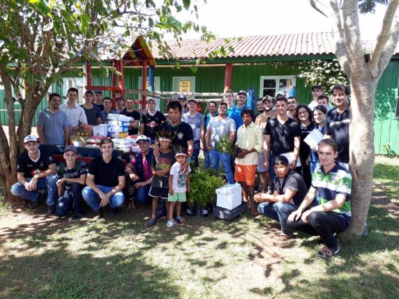 Estudantes semearam hortaliças, entregaram 500 mudas de árvores e doaram 200kg de alimentos