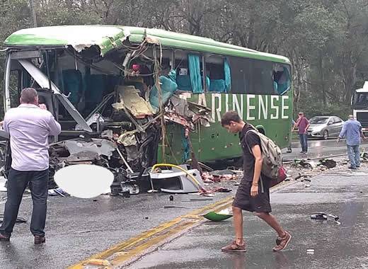 Colisão frontal ocorreu por volta do meio-dia deste sábado, no km 123 da BR-470