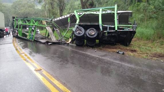 Acidente entre carreta e ônibus deixa quatro mortos e 16 feridos em Santa Catarina - foto 2