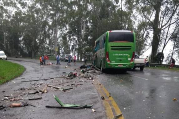 Acidente entre carreta e ônibus deixa quatro mortos e 16 feridos em Santa Catarina - foto 3