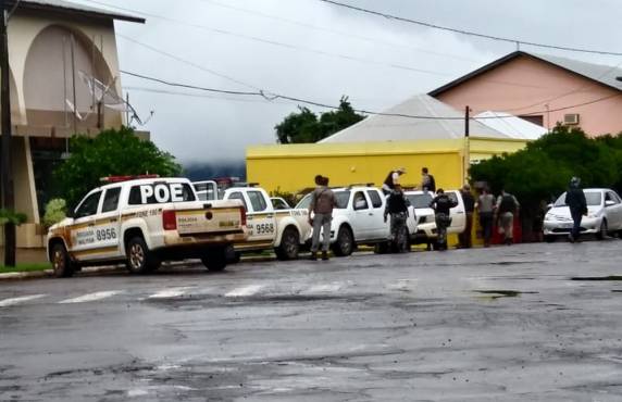 Prisão aconteceu pouco antes das 18h. Assalto aconteceu por volta das 14h30 de quarta em Porto Xavier. Polícia armou cerco a assaltantes, e soldado da PM morreu após ser baleado na madrugada de quinta