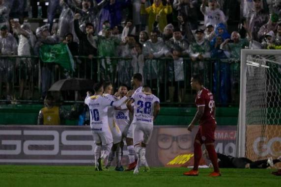 Everaldo marcou os dois gols da partida; o primeiro, de pênalti, teve o uso do VAR