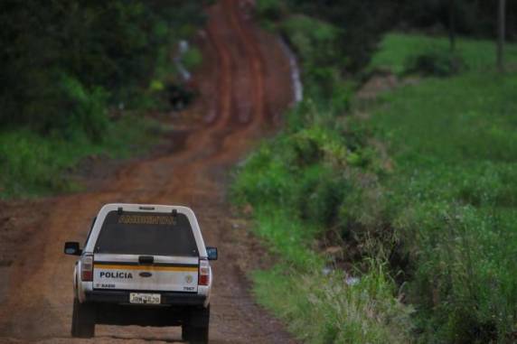 No fim da manhã deste domingo, policiais faziam buscas no interior, quando homem armado com fuzil teria tentado furar cerco. Três suspeitos já haviam sido presos no sábado
