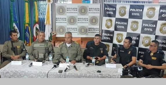 Pelo menos três assaltantes ainda estariam escondidos na mata