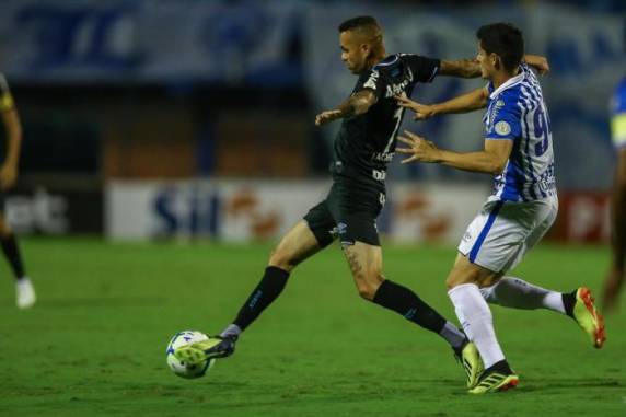 Rômulo abriu o placar, porém Michel fez contra e impediu primeira vitória gremista no campeonato nacional
