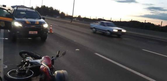 Vítima estava na carona de uma moto que tombou no km 89 da rodovia