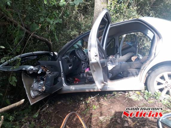 VÍDEO; saída de pista deixa casal ferido na BR 472 em Três de Maio - foto 4