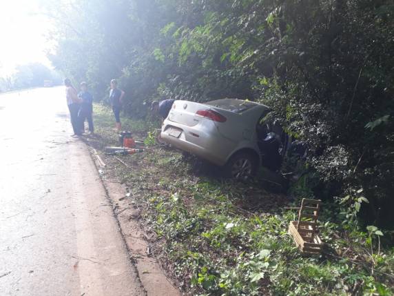 VÍDEO; saída de pista deixa casal ferido na BR 472 em Três de Maio - foto 7