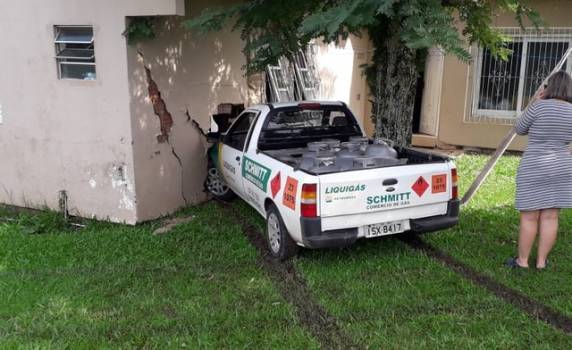 Caso ocorreu na tarde deste sábado (4), no bairro Arco Íris. Depois de bater na lateral da casa, homem conseguiu se afastar do local e fugiu