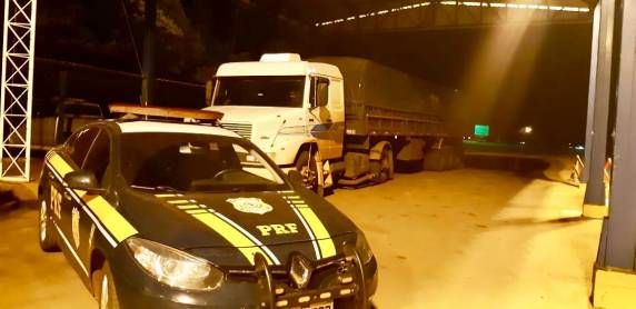 PRF apreende carreta com 100 mil maços de cigarro escondidos em meio a carga de milho em Sarandi - foto 2