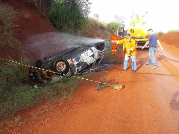 Vítima foi identificada como Silvino Schawnts, de 67 anos. De acordo com a polícia, carro em que ele estava bateu em um barranco, capotou e pegou fogo