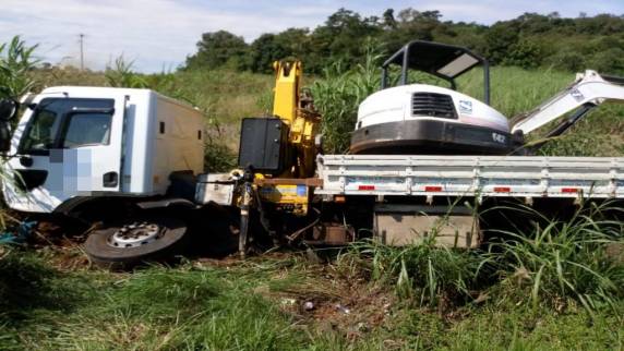 O motorista do caminhão Mario Correa dos Santos, de 53 anos, sofreu ferimentos leves foi socorrido pelo Corpo de Bombeiros