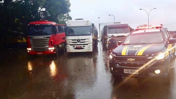 PRF apreende 3 carretas carregadas com 1,5 milhão de maços de cigarro contrabandeado em Lagoa Vermelha - foto 4