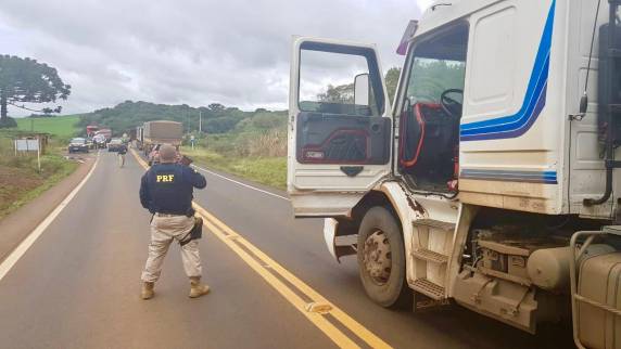 PRF apreende 3 carretas carregadas com 1,5 milhão de maços de cigarro contrabandeado em Lagoa Vermelha - foto 3
