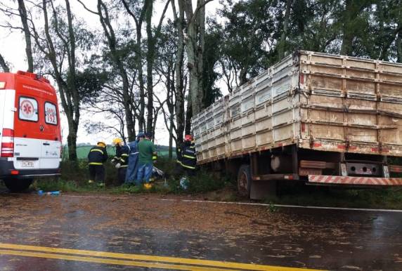 Caminhoneiro fica preso nas ferragens em acidente em Nonoai - foto 3