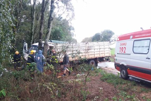 Caminhoneiro fica preso nas ferragens em acidente em Nonoai - foto 2
