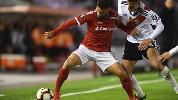 Atacante fez os dois gols colorados na noite desta terça. Julián Álvarez e Lucas Pratto marcaram para os argentinos. Inter termina em primeiro do Grupo A com 14 pontos, enquanto River ficou em segundo com 10
