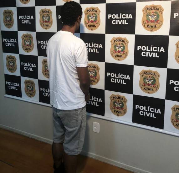 Segundo Polícia Civil, ele foi denunciado por homicídio qualificado