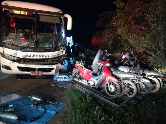 Homem conduzia uma caminhonete, com placas de FW, carregada com motocicletas quando colidiu contra um ônibus de turismo na BR-282