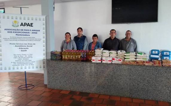 Apae de Três de Maio recebe doações - foto 3