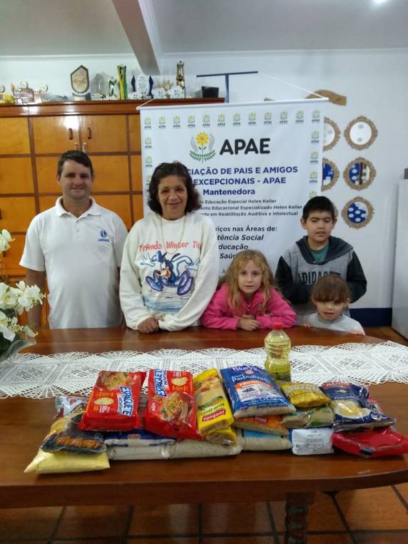 Apae de Três de Maio recebe doações - foto 4