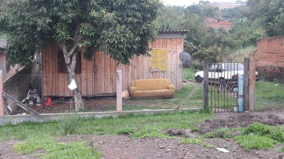 Vítima foi identificada como Tainara da Silva de Aquino. Suspeito fugiu e está sendo procurado pela polícia. Casal tinha dois filhos, um menino de dois anos e um bebê de oito meses