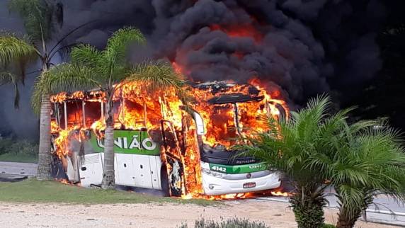 Ônibus transportava 40 passageiros entre Florianópolis e Urubici, na Serra. Ninguém se feriu