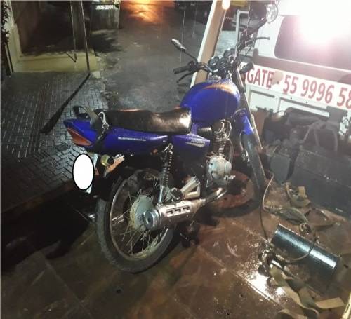 Motocicleta também foi apreendida