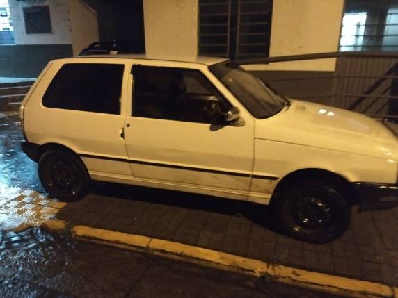 Conforme registro policial, oito animais estavam mortos. Um quarto homem que estava no veículo conseguiu fugir durante abordagem