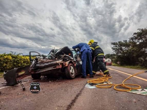 Duas pessoas ficam feridas em grave acidente na BR-282 - foto 2