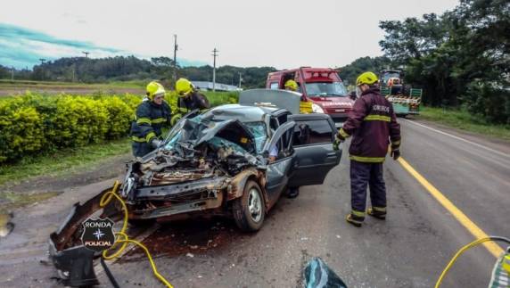 Duas pessoas ficam feridas em grave acidente na BR-282 - foto 3