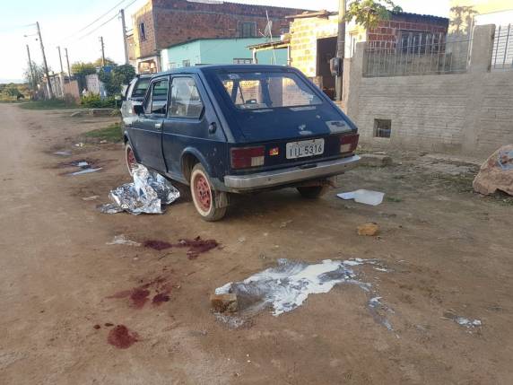 Logo depois que o casal estacionou o carro, um motoqueiro atirou contra eles. Terceira vítima saiu de dentro de casa e também foi atingida. Todos morreram no local