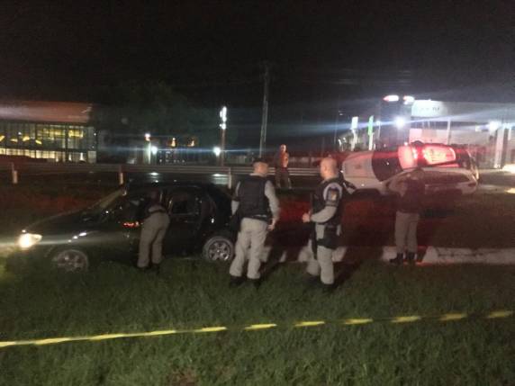 Um dos ocupantes do automóvel morreu após ser baleado no tiroteio, e os outros dois fugiram a pé. Acidente e perseguição aconteceram no início da noite na BR-158, nas proximidades da entrada da cidade