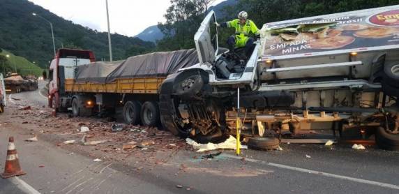 Colisão envolveu três caminhões, tráfego flui por apenas uma faixa no trecho