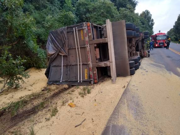 Condutor morre após tombamento de carreta na ERS-324, em Passo Fundo - foto 2