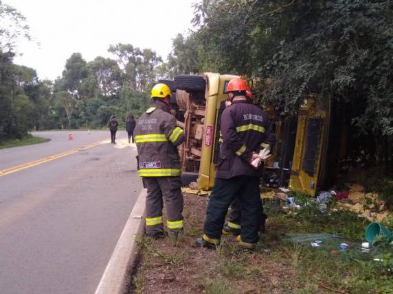 Condutor morre após tombamento de carreta na ERS-324, em Passo Fundo - foto 3