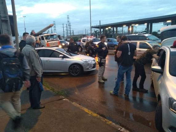 Tiroteio aconteceu durante ação do Denarc nas proximidades da Estação São Luiz do Trensurb. Outro suspeito foi preso e dois fugiram