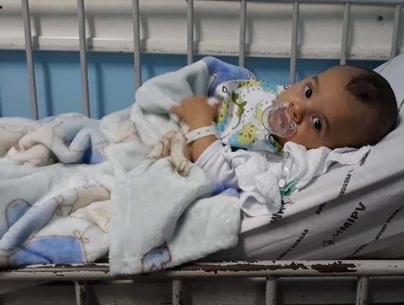 Paciente de apenas três meses nasceu com a bexiga e a uretra expostas. Procedimento inédito no Rio Grande do Sul durou oito horas e envolveu médicos do Rio de Janeiro, São Paulo, Paraná, Brasília, Santa Catarina e Rio Grande do Sul