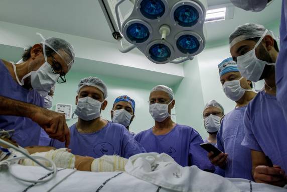 Cirurgiões de seis estados do país operam bebê com malformação rara em Porto Alegre - foto 2