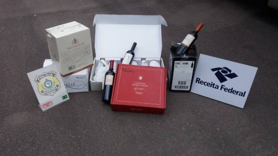Vinho importado ilegalmente é apreendido na BR 470 em Rio do Sul - foto 2