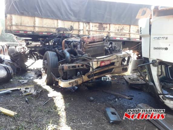 VÍDEO; colisão frontal entre carretas deixa dois caminhoneiros feridos na BR 472 em Santa Rosa - foto 2
